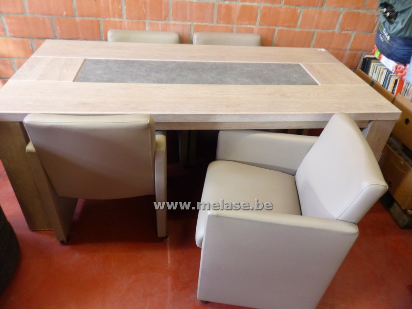Eetkamertafel + 4 stoelen