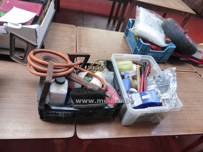 2 bakjes divers werkmateriaal