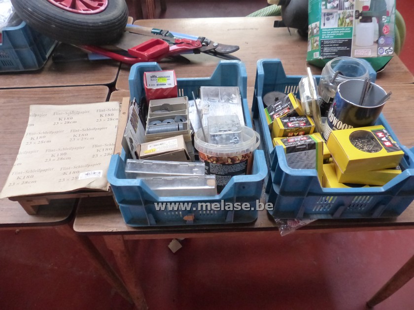 2 bakjes divers werkmateriaal