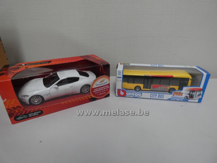 Miniatuurauto's "Maserati Gran Turismo en City bus"