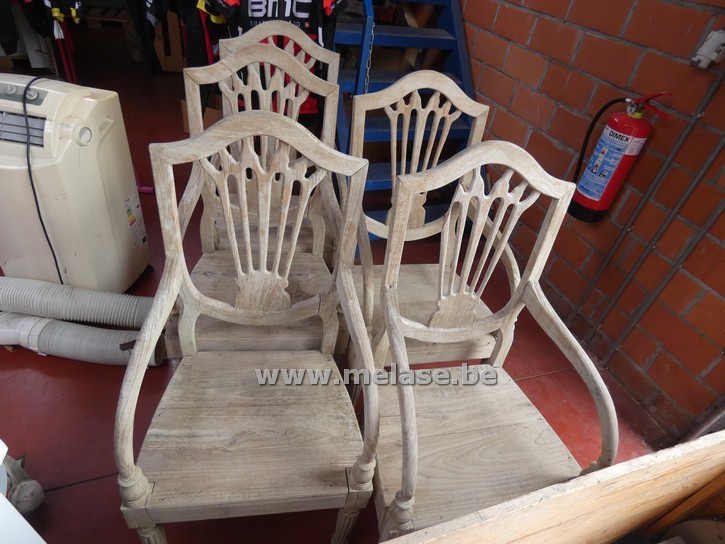 Blank houten stoelen