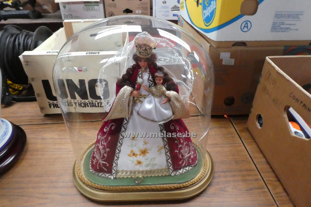 Madonna met kind onder stolp