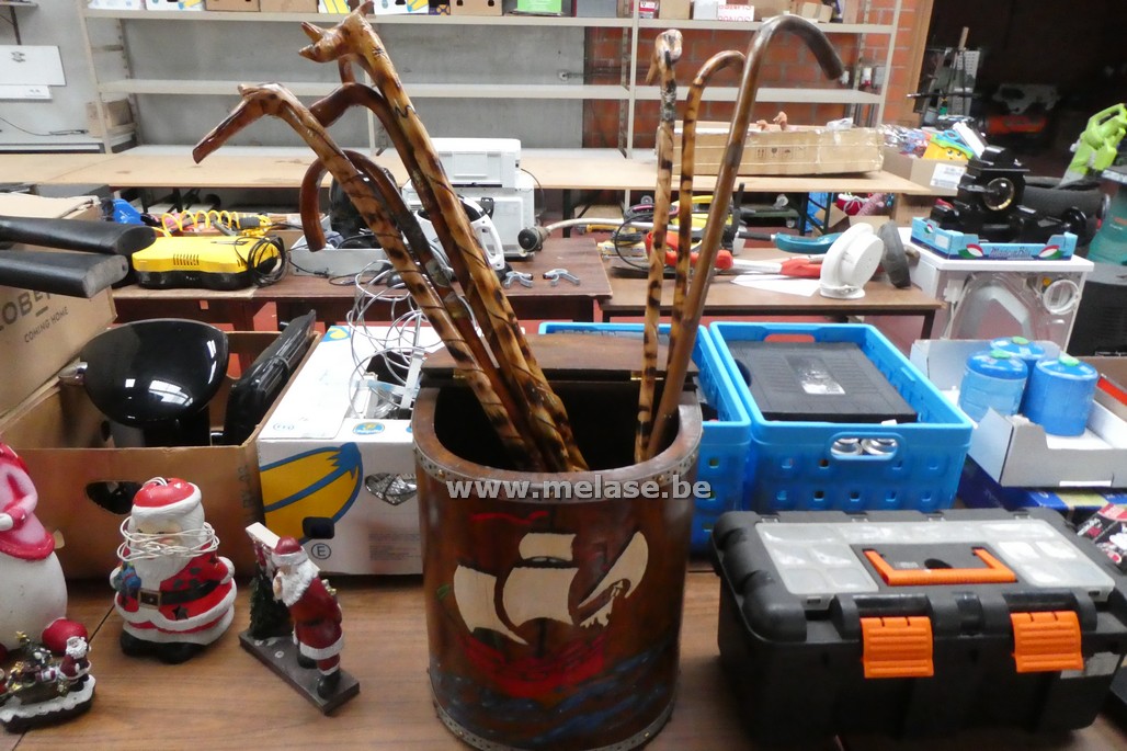 Houten sierbak met wandelstokken