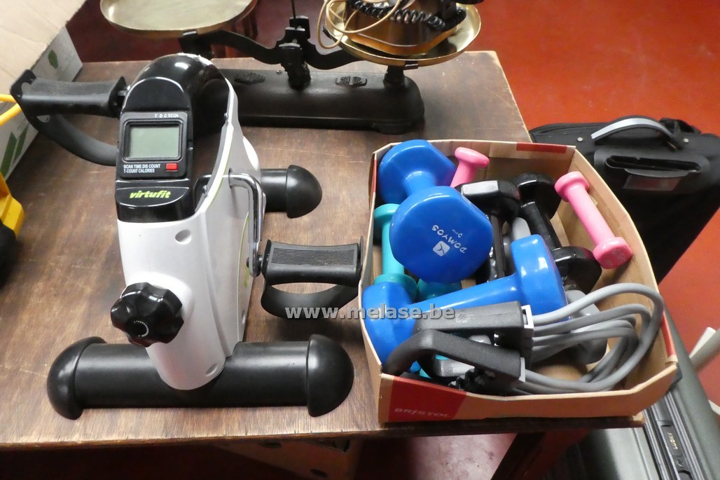 Stoelfiets + doos fitnessmateriaal/halters