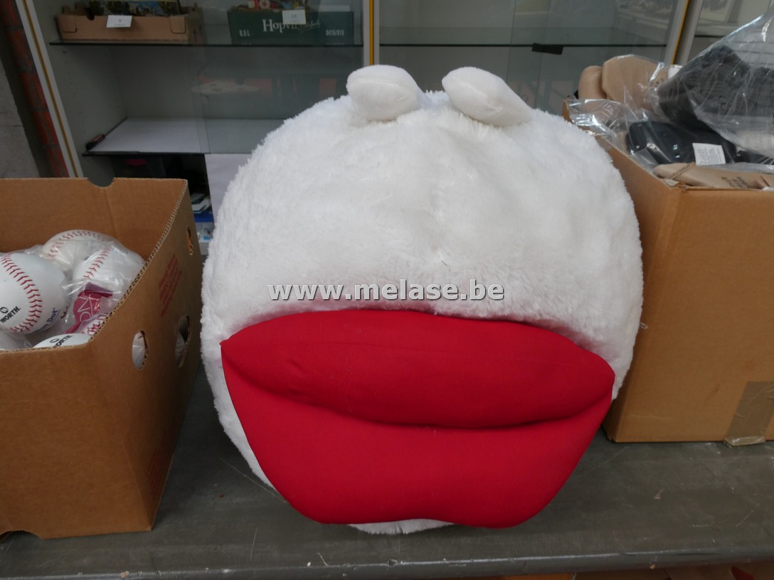 Knuffel bol met rode lippen