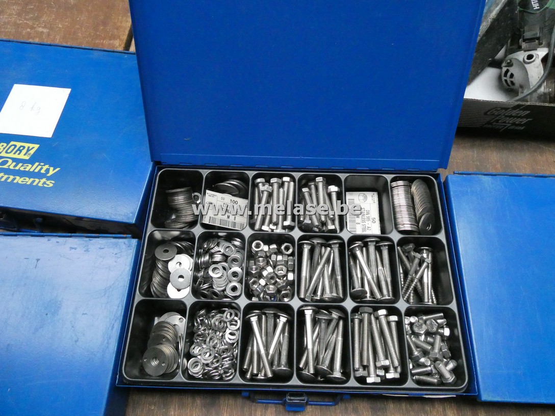 Metalen bakje "bouten en moeren"
