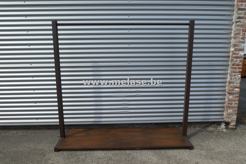 Metalen kledingrek met houten vloerplaat (1)