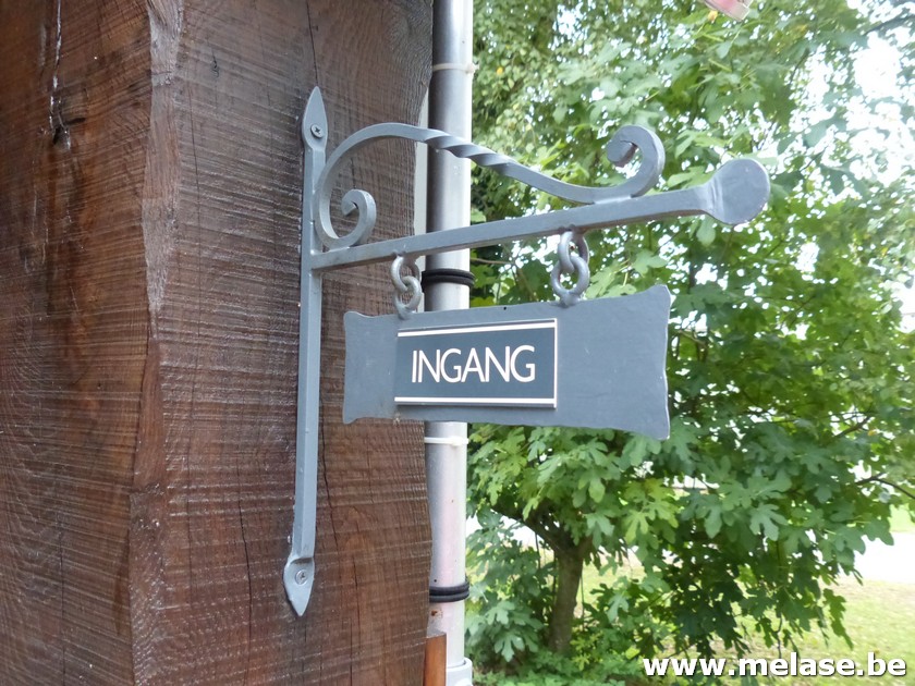 Straatnaambord + bordje "ingang"