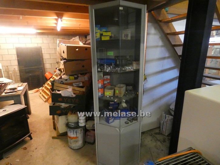 Vitrinekast + inhoud