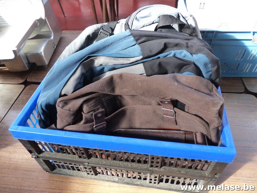 Mand met rugzakjes