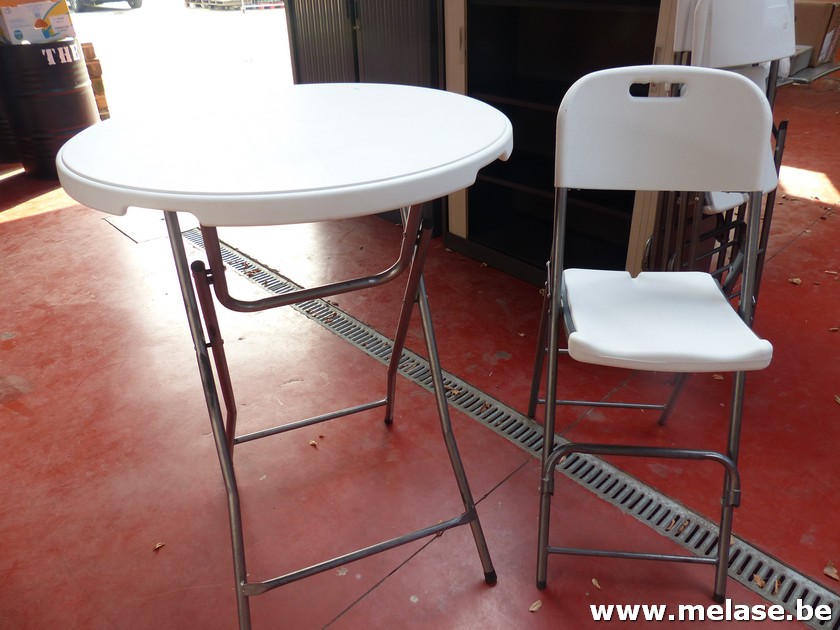 Staantafel + 4 barkrukken