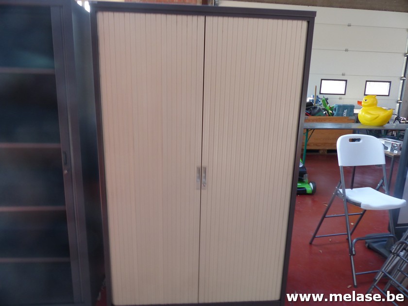 Metalen kast met schuifdeuren