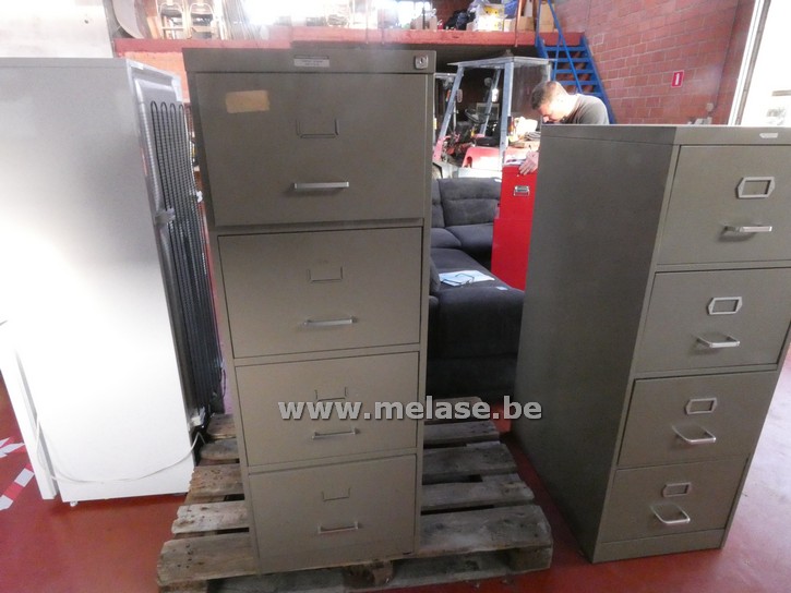 Metalen kast "4 schuiven"  + inhoud