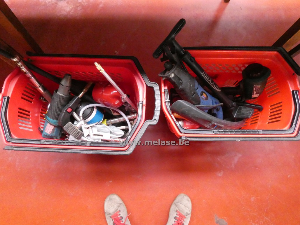 2 bakken met div. gereedschap