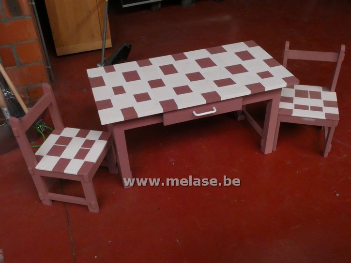 Kindertafeltje + 2 stoelen