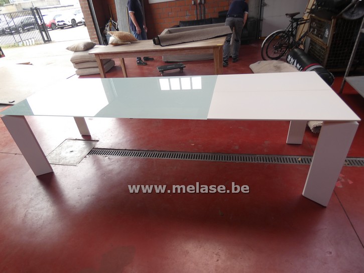 Wit metalen tafel met glazen blad