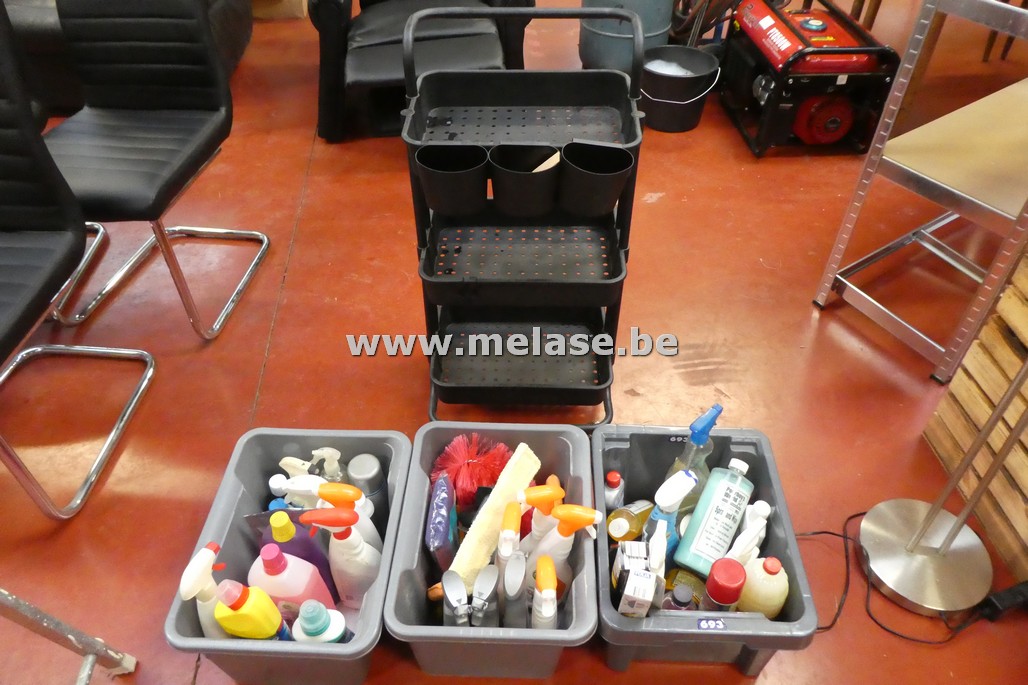 Poetsprodukten met trolley