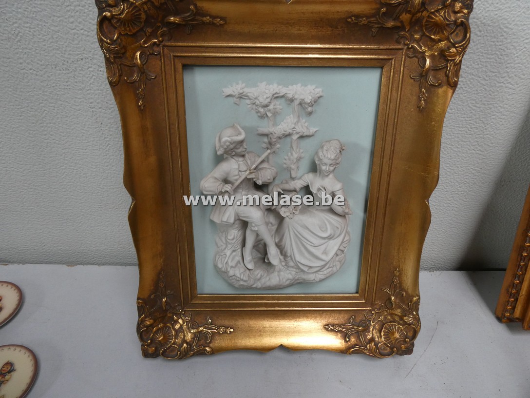 Wanddecoratie "porseleinen reliëf in vergulde kader"