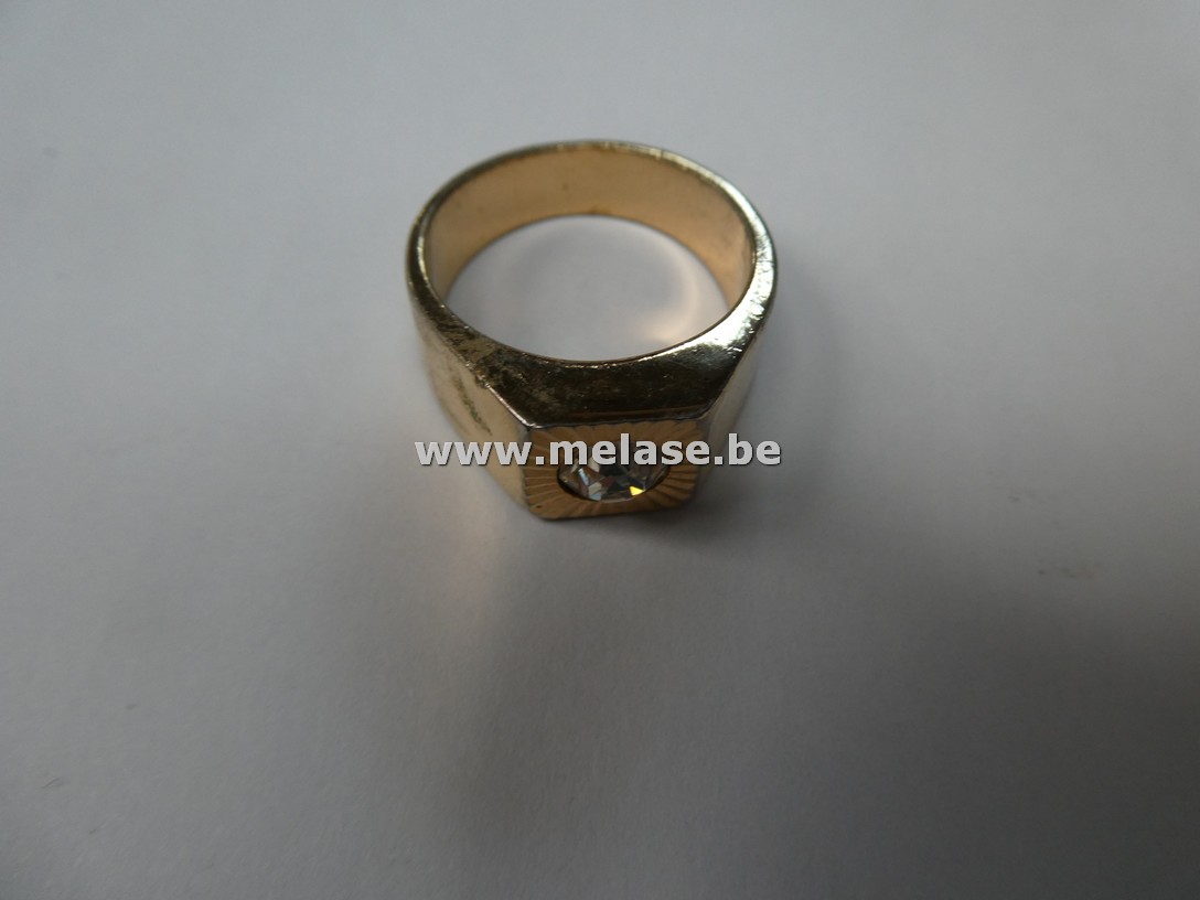 Gouden ring met steentje "kleinste"