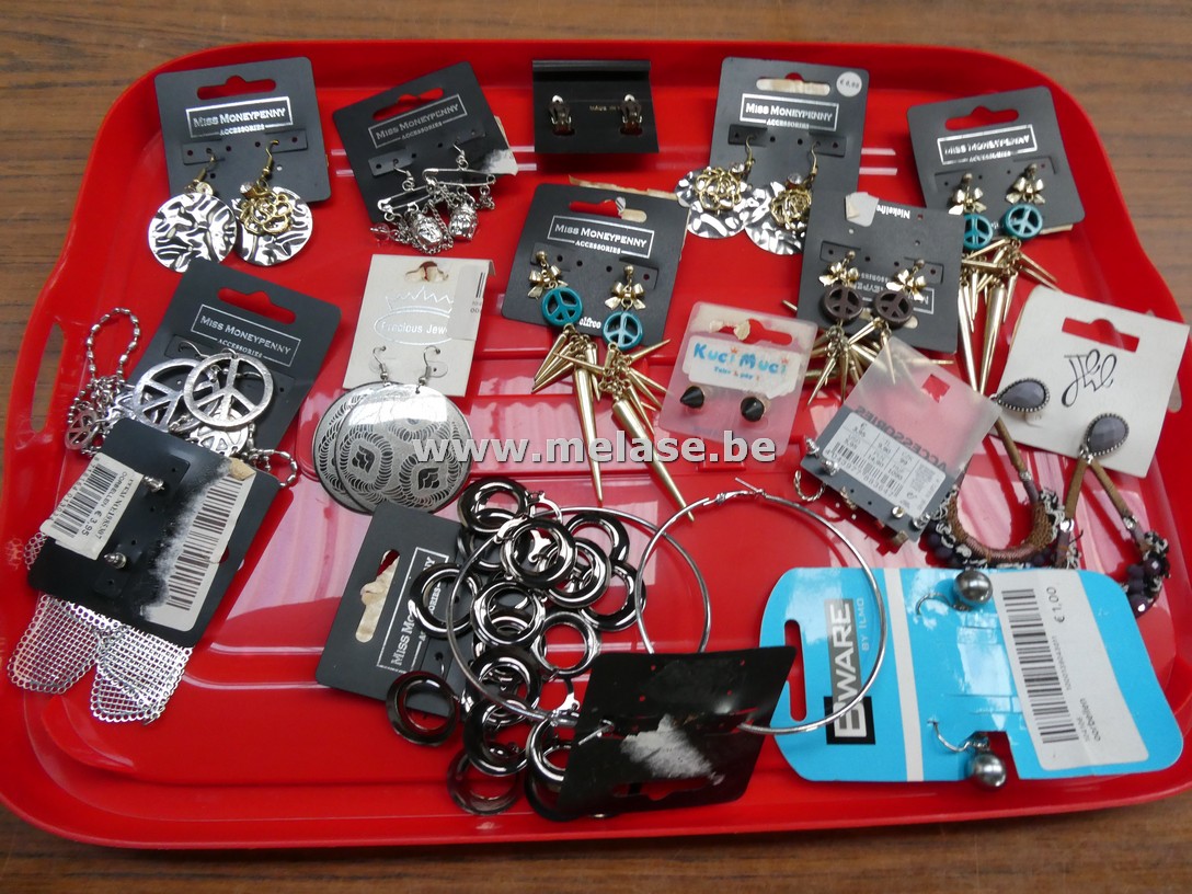 Lot diverse oorbellen