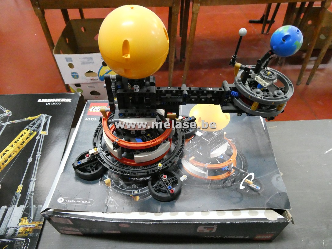Lego Technic "Aarde en maan in beweging"