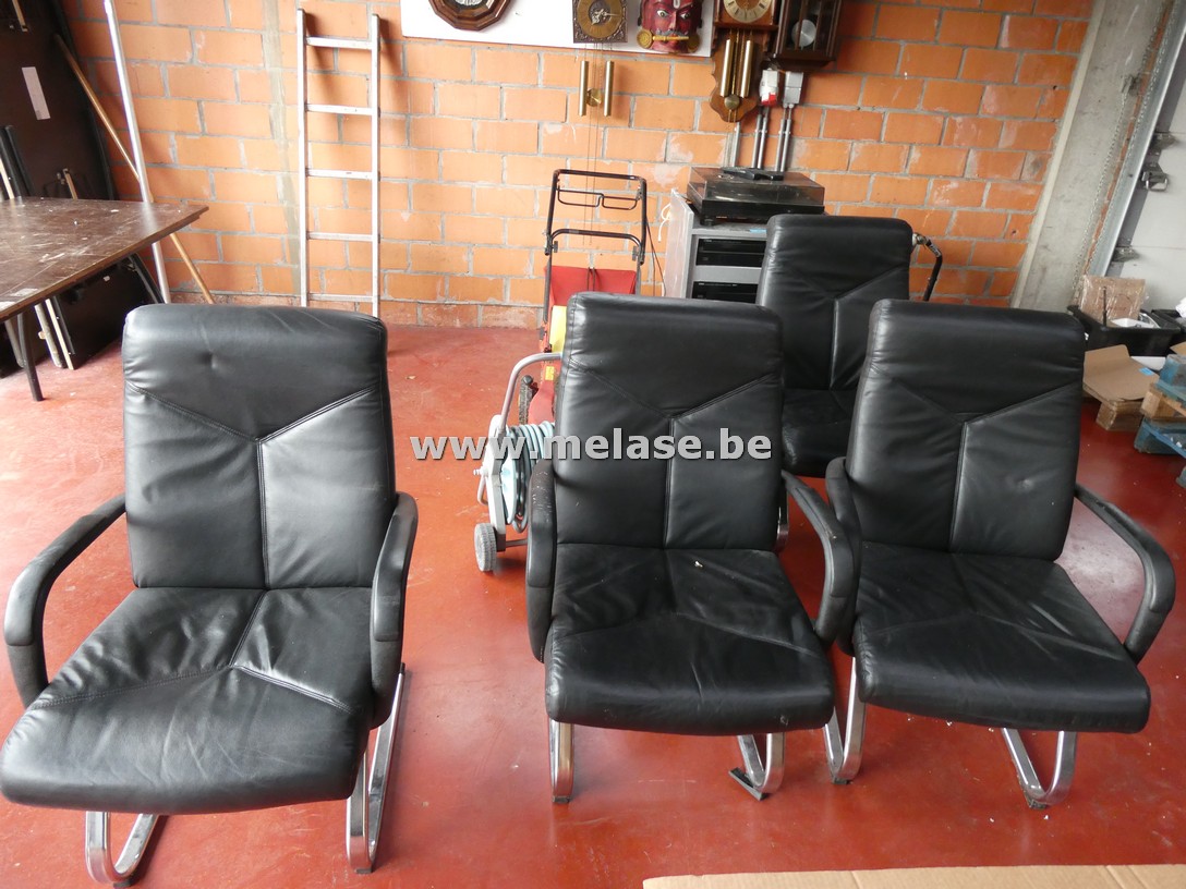 Fauteuils "zwart leder - metalen poten"