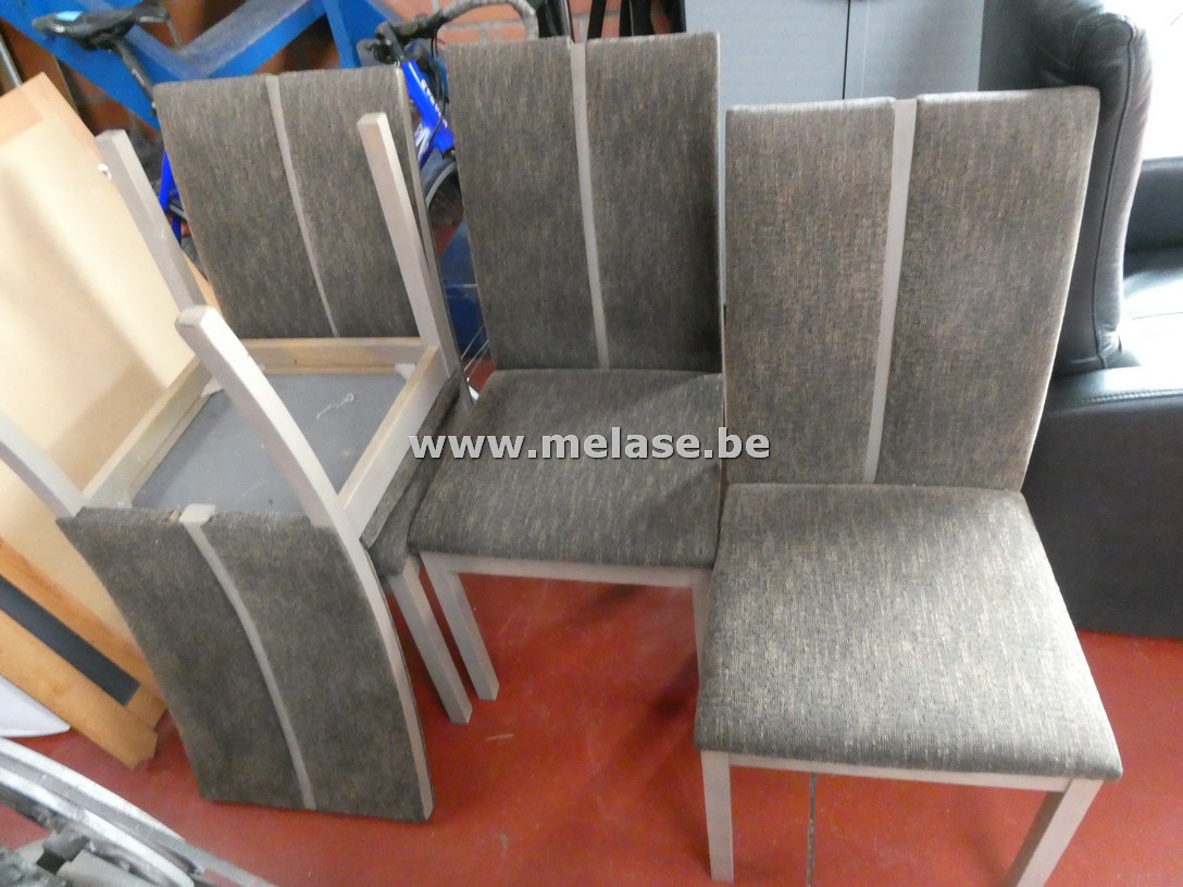 Eetkamerstoelen "grijze stoffen zit en rug"