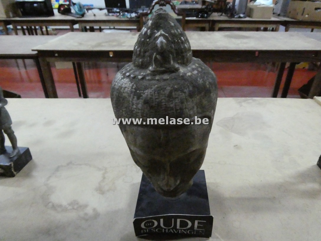 Stenen sculptuur van een "Boeddha- of godenhoofd"