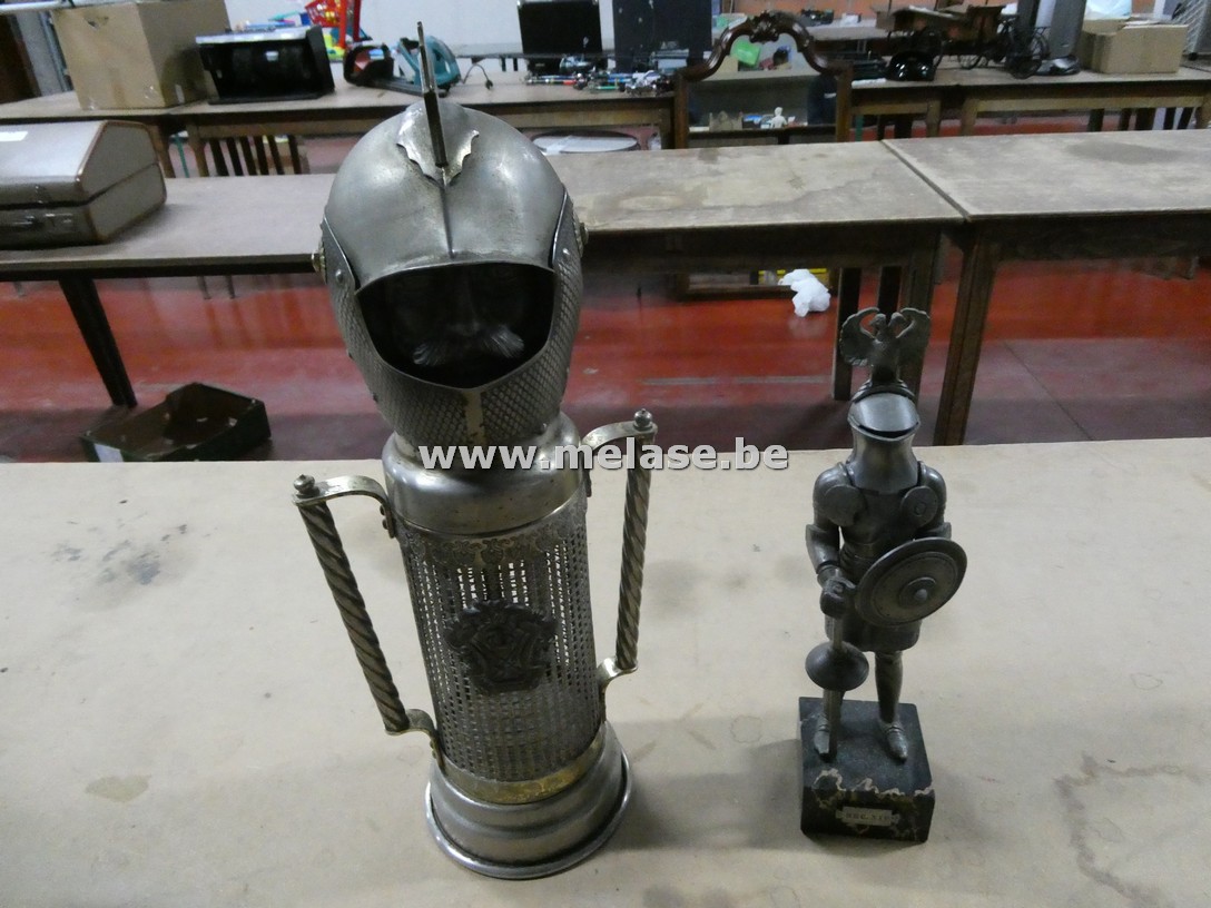 Vintage flessenhouder " in de vorm van een middeleeuwse ridderhelm"
