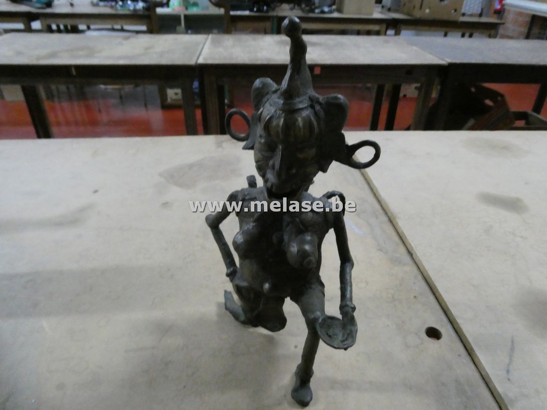 Gestileerd bronzen of verbronsd figuur "in een primitieve of volkskunst-stijl"