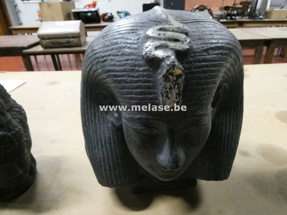 Replica van een oud-Egyptisch buste van een "koningin of godheid met een pruik en een uraeus (koninklijke cobra) op het voorhoofd"