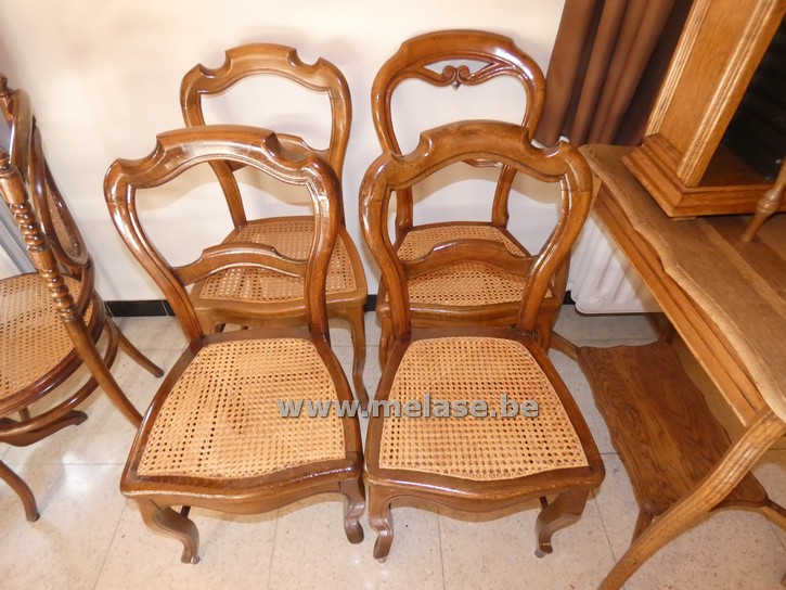 Houten stoelen met rieten zit