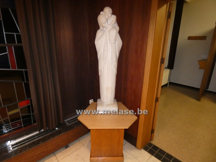 Beeld in kalksteen "moeder en kind"