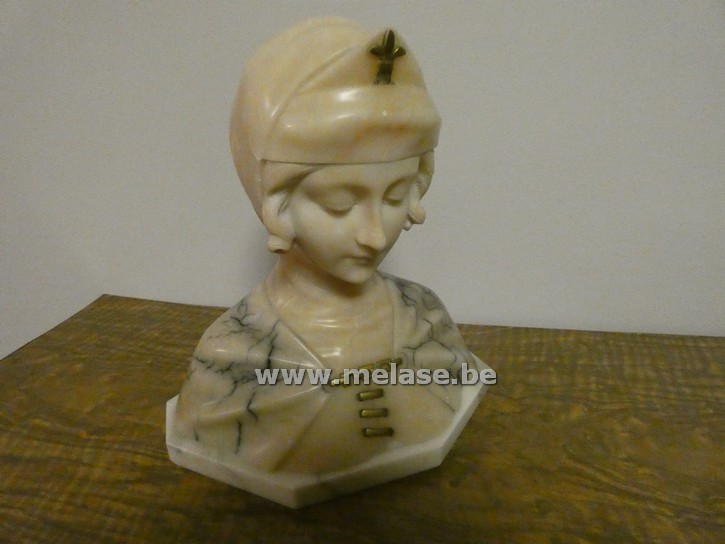 Buste in geaderd marmer