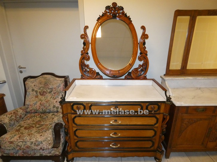 Commode met marmer blad en spiegel