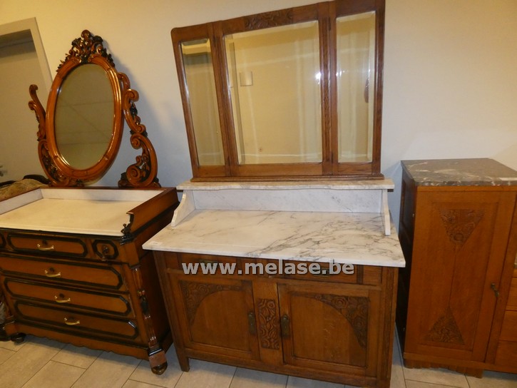 Commode met marmer blad en spiegel