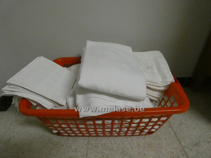 Wasmand met tafellakens