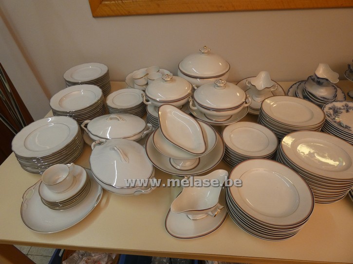 Porseleinen servies "wit/rood/blauwe rand"