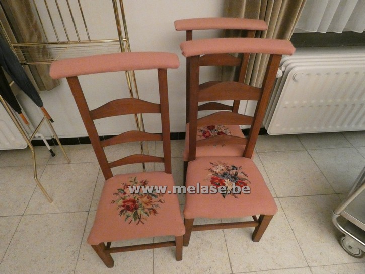 Kerkstoelen "bekleed met bloemmotief"