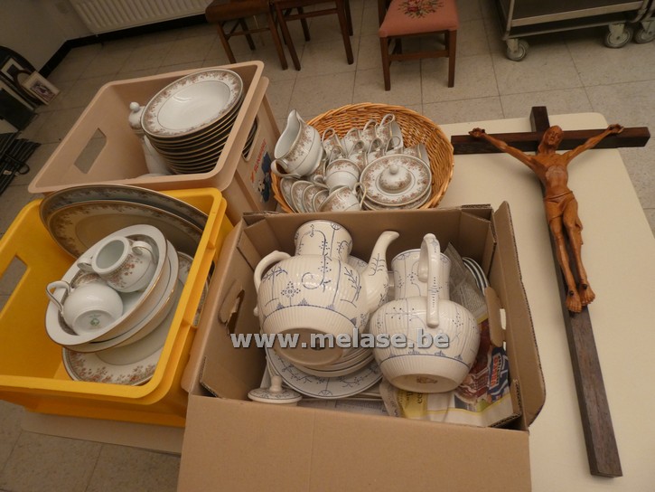 Serviesvaria + kruisbeeld