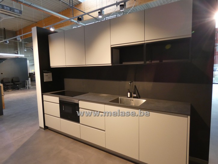Toonzaalkeuken "Linea pure Grey"