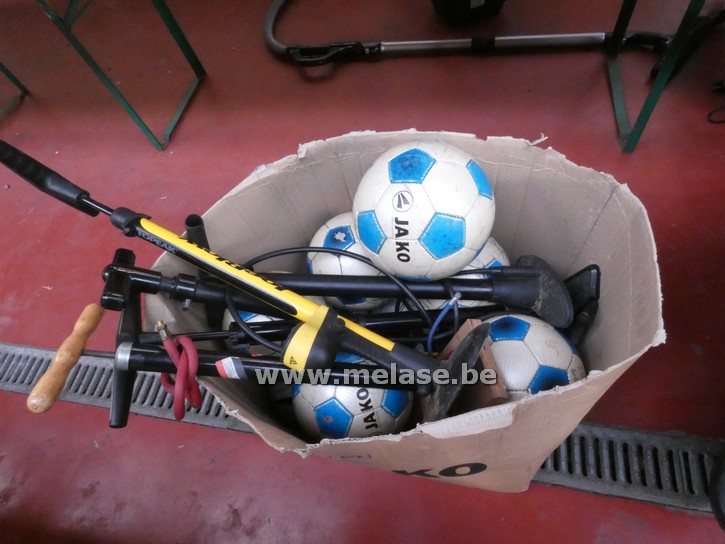 Lederen voetballen en "fiets"pompen