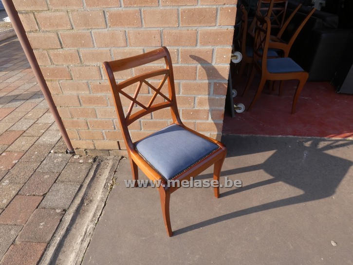 Houten stoelen met blauwe stoffen zit