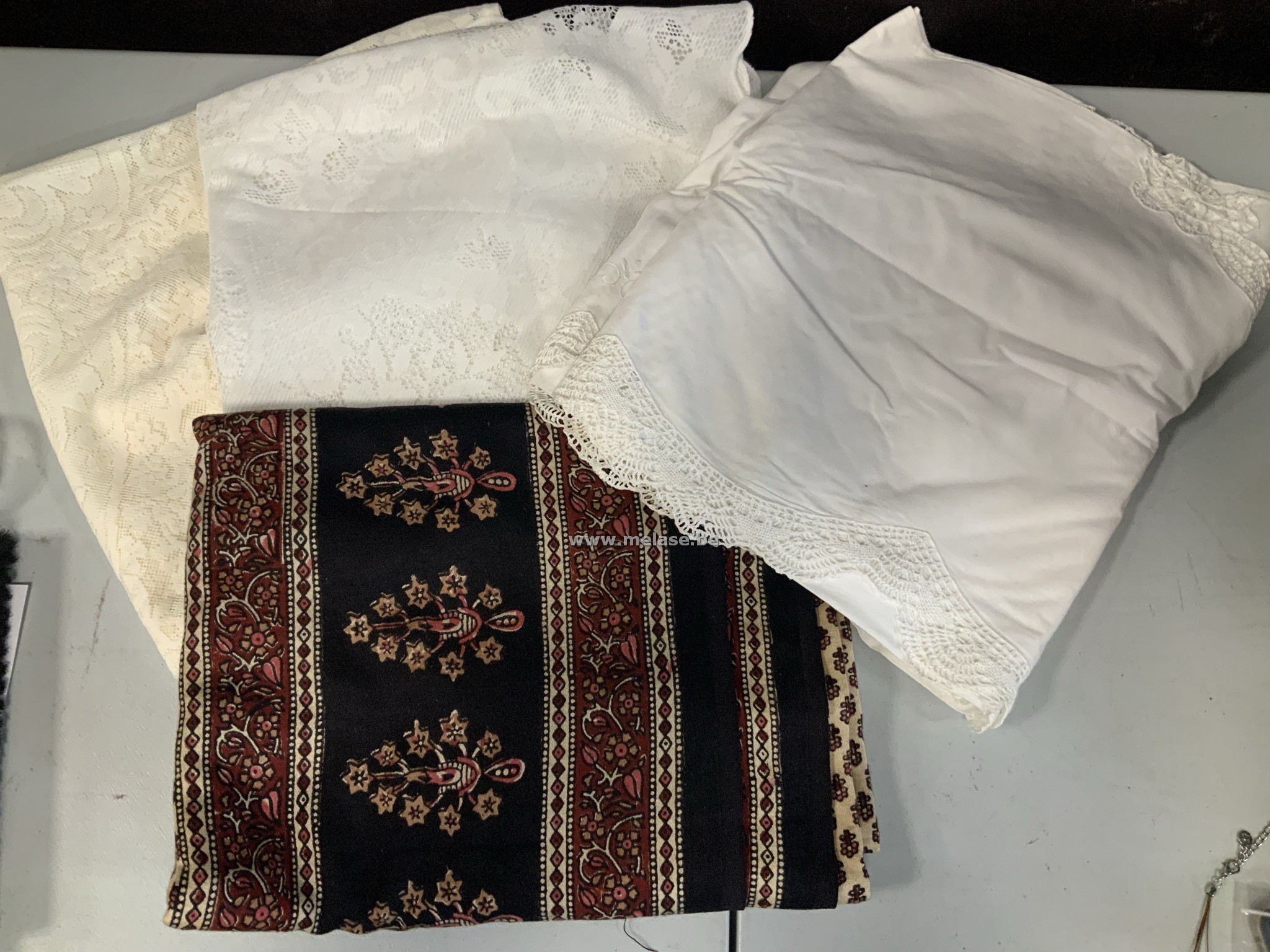 Lot tafelkleden en behangpapier