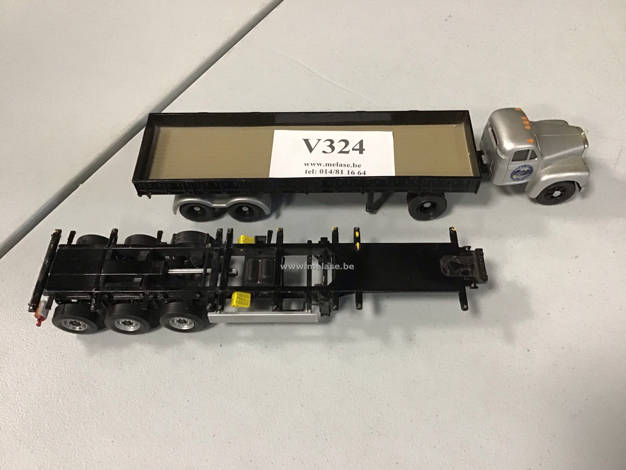 Miniatuur vrachtwagen "trekker met 2 opleggers"