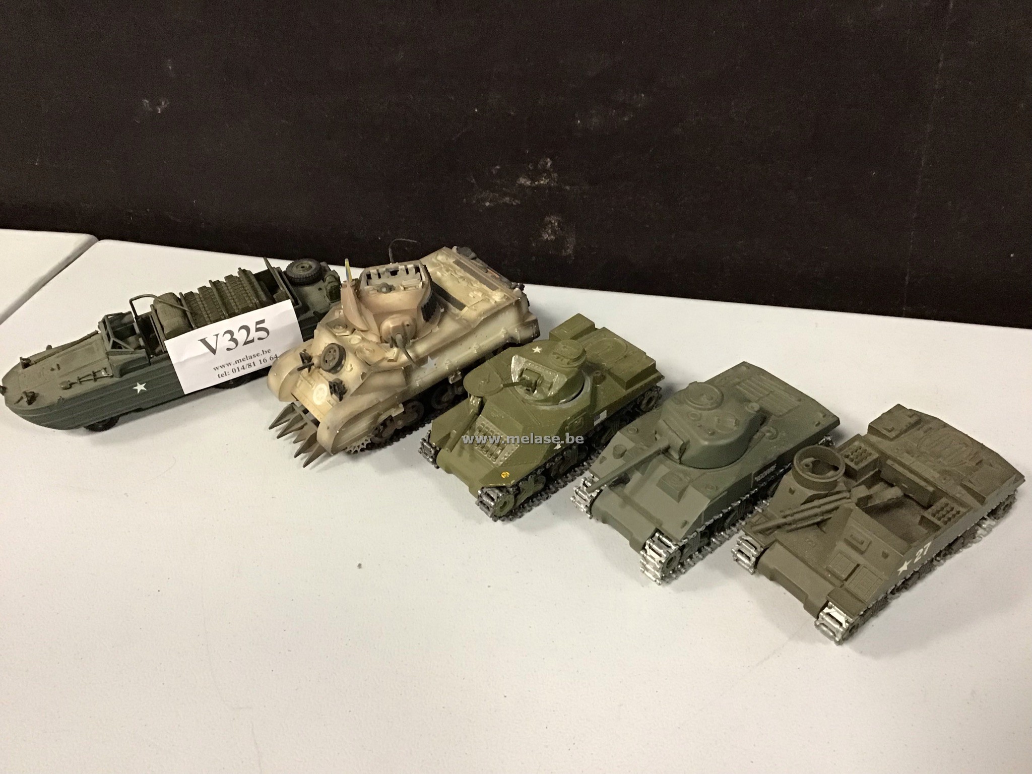 Lot miniatuur tanks