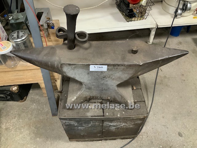 Aanbeeld met houten blok
