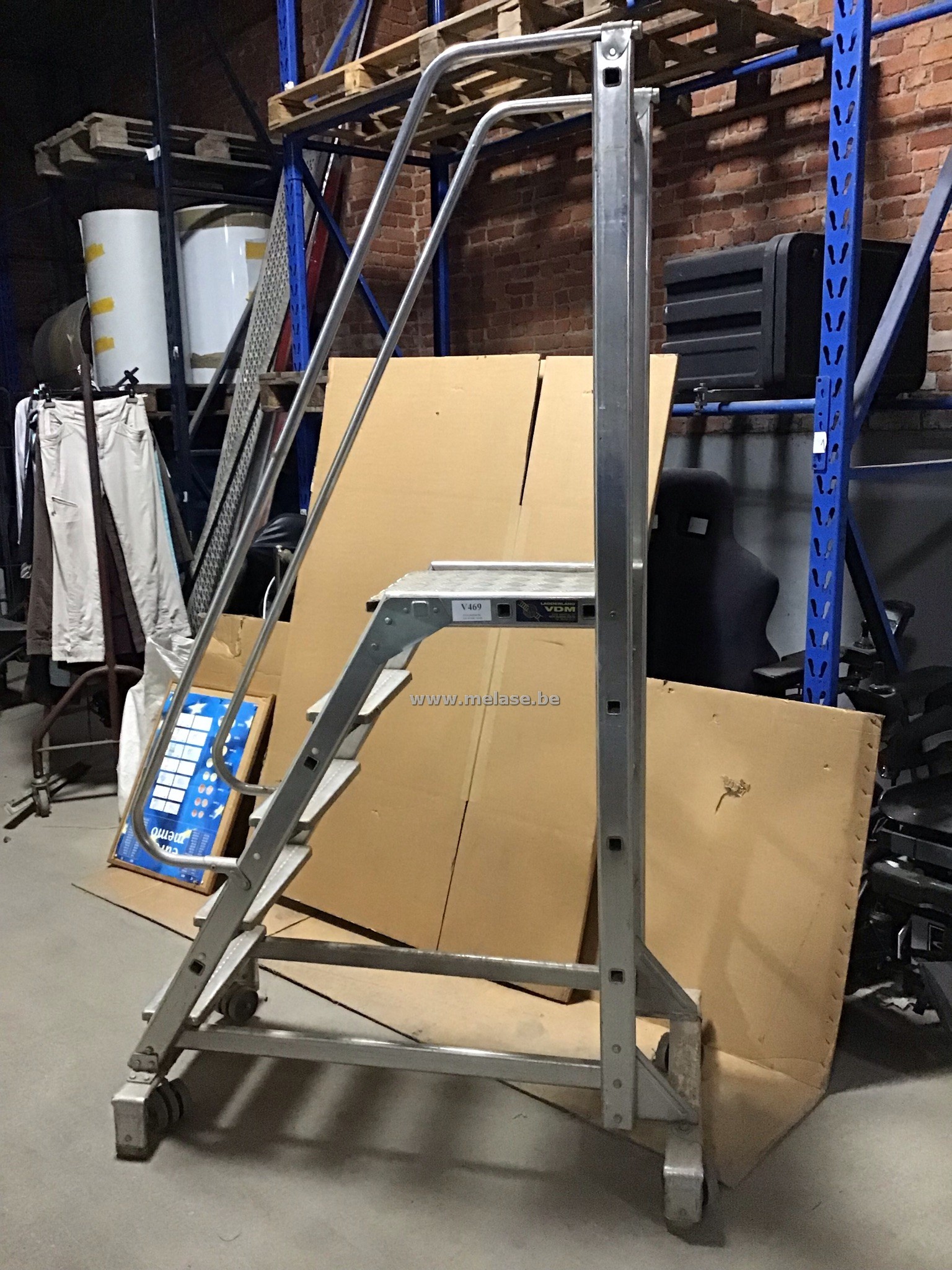 Alu trap "op zwenkwielen"