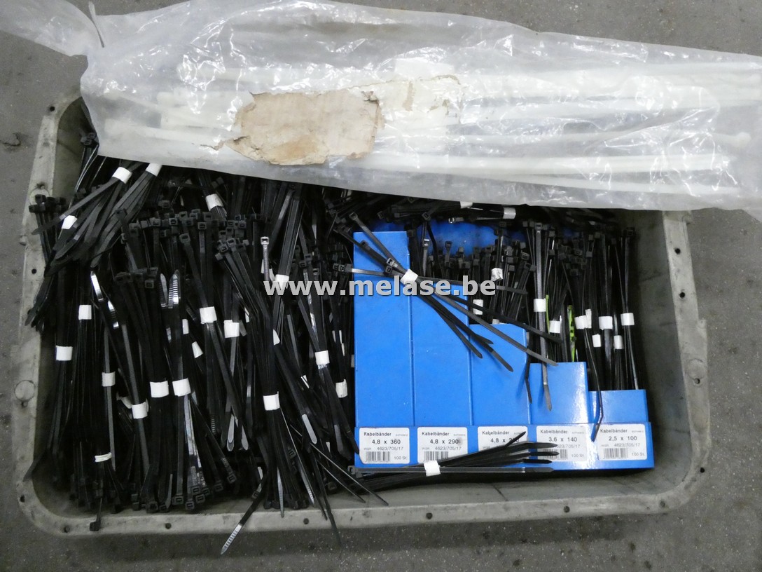 Bak met diverse spanbandjes