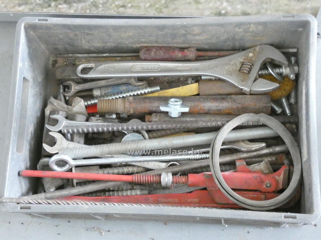 Bak met klein gereedschap